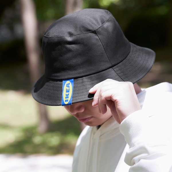 A black AURTIENDE hat