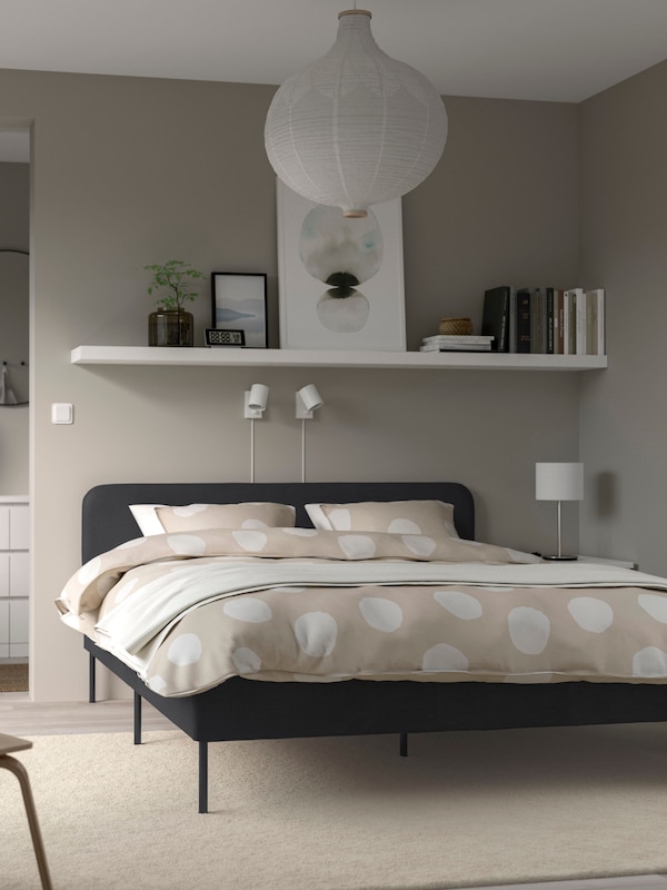 Bilik tidur dengan rangka katil bersaiz queen upholstered SLATTUM dalam Vissle kelabu gelap